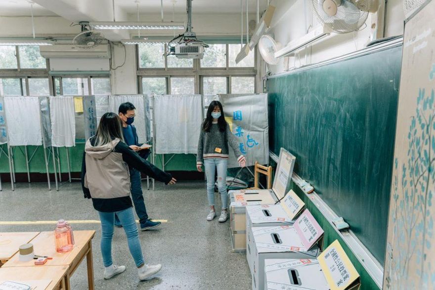 3張疊在一起！老婆「這樣蓋選票」　他無奈：變廢票了