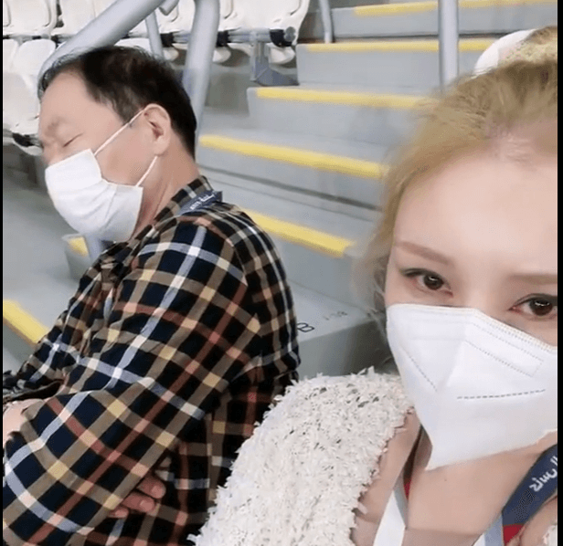 女兒帶爸看世足卻睡翻！球迷看呆：86萬元的門票　這才是有錢