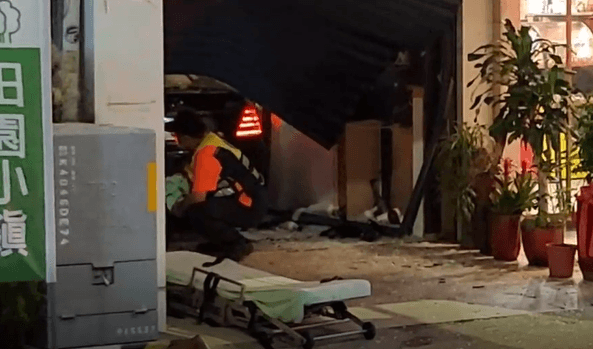 雲林賓士車暴衝！撞進太平老街店面　下秒鐵門慘凹陷…離譜畫面曝