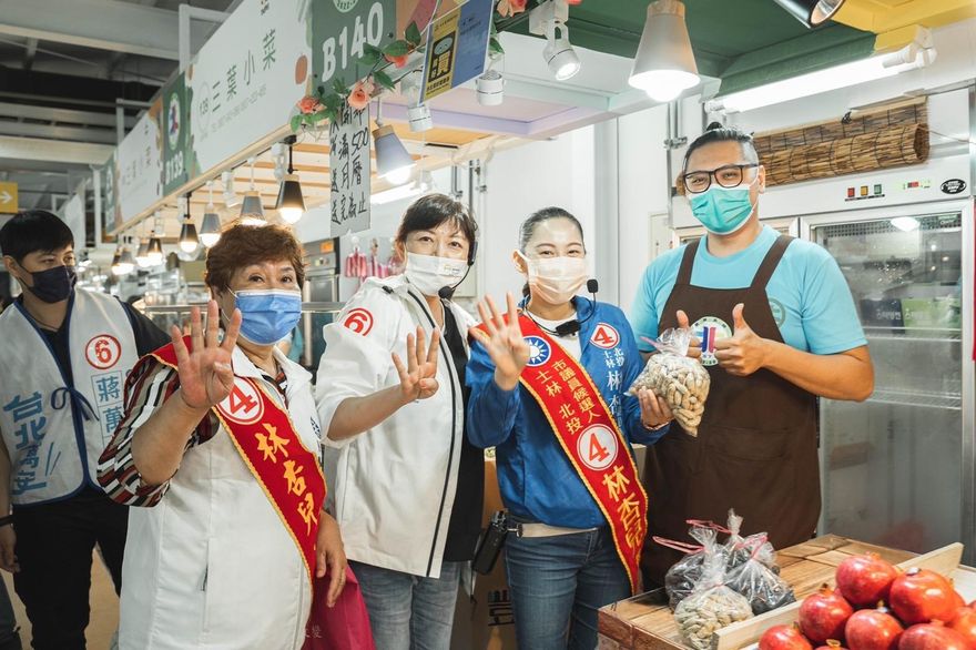 蔣萬安牽手石舫亘北投市場拜票  攤商送花生預祝「好事發生」！