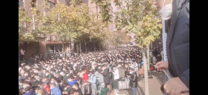 不幹了！網傳鄭州富士康大批員工離職　排隊搭車人龍壯觀