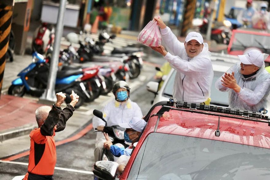 讓正向改變持續！侯友宜風雨中掃街…承諾「讓今天的新北超越昨天」