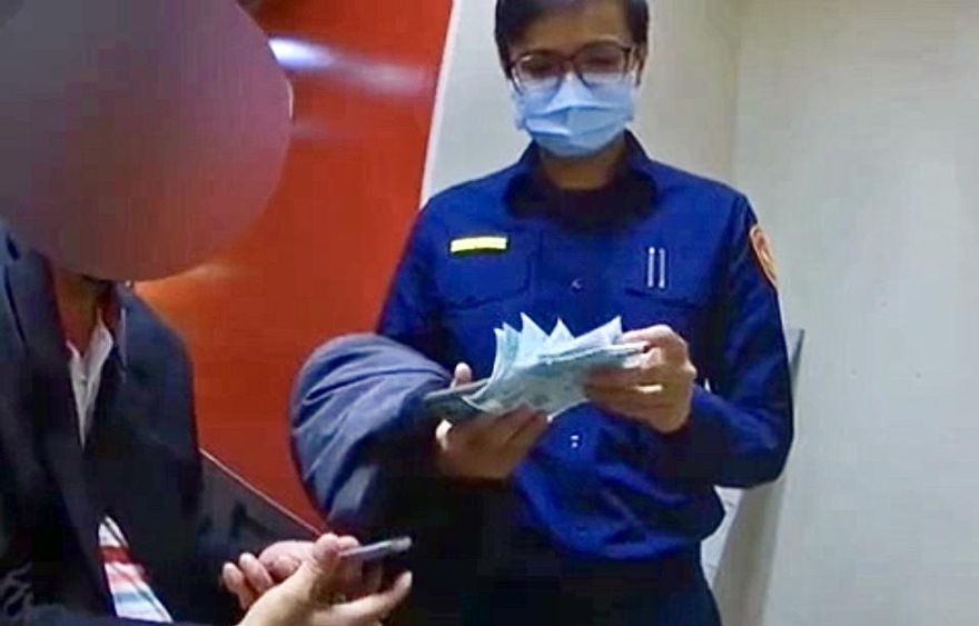 他在超商ATM前一直領一直領　警見他手上一疊明細表：你是車手！