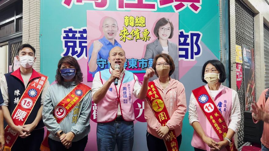 韓國瑜晚間進駐屏東市為周佳琪掃街 沿途支持者大喊加油