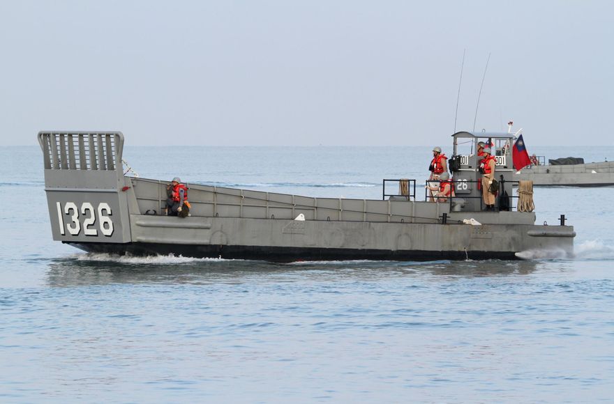 畫面曝光！海軍運補艇沉沒金門料羅灣官兵緊急逃生　總統府發聲明了