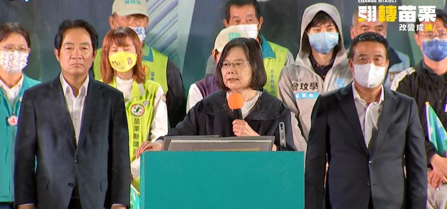 【影】直擊！只離舞台30公尺！　蔡、賴苗栗頭份造勢民眾怒撒傳單遭特勤架離