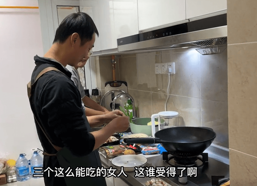 陪閨蜜到相親對象家吃飯　遇封控被迫上演「愛情公寓」