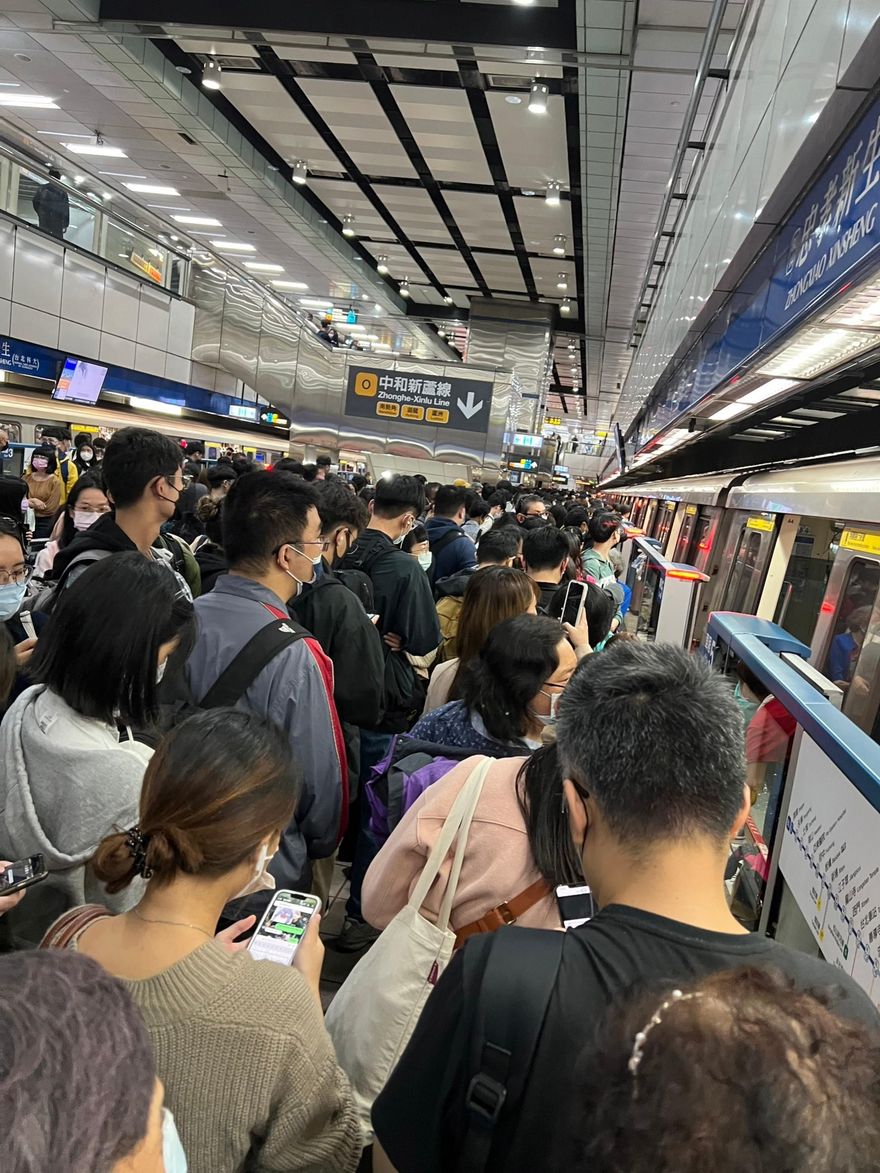 快訊/板南線一天兩起列車異常！上午府中站下午換忠孝新生站　旅客塞爆月台