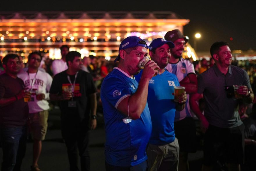 世足賽/卡達終於開放飲酒！民眾排隊1.5小時仍喊「酒比勝利還甜！」
