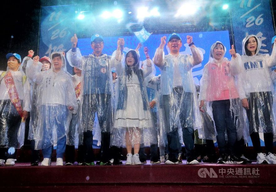 張善政選前之夜擁妻張琦雅誓言：用一生知識經驗回饋桃園