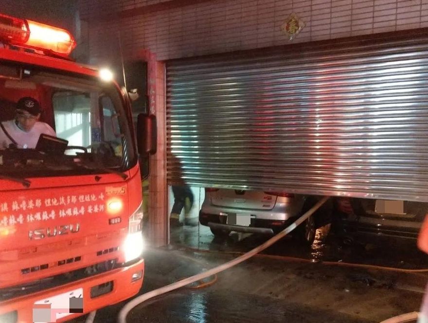 充電充過頭？民宅內電動機車起火　屋主一家急逃生幸無人傷亡