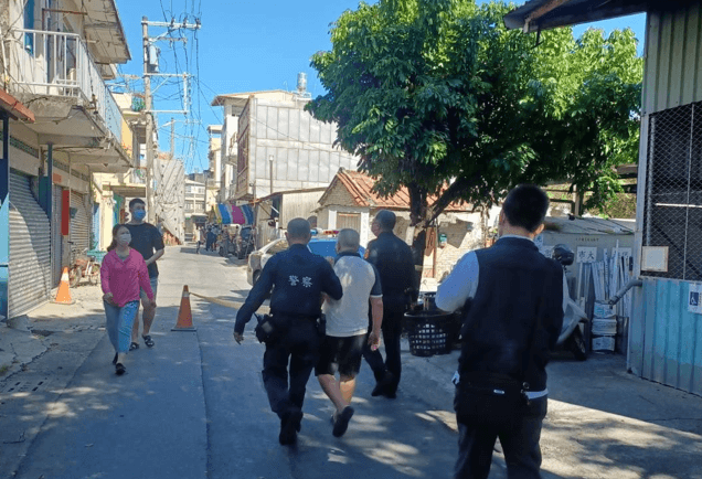 全台首起！高雄男怒嗆「看不懂公投內容」　下秒把票撕了…遭警火速逮捕
