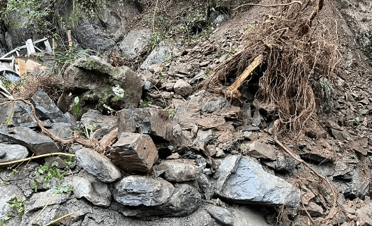 40歲男魂斷野溪！騎車上山遇崩塌　下秒遭土石活埋