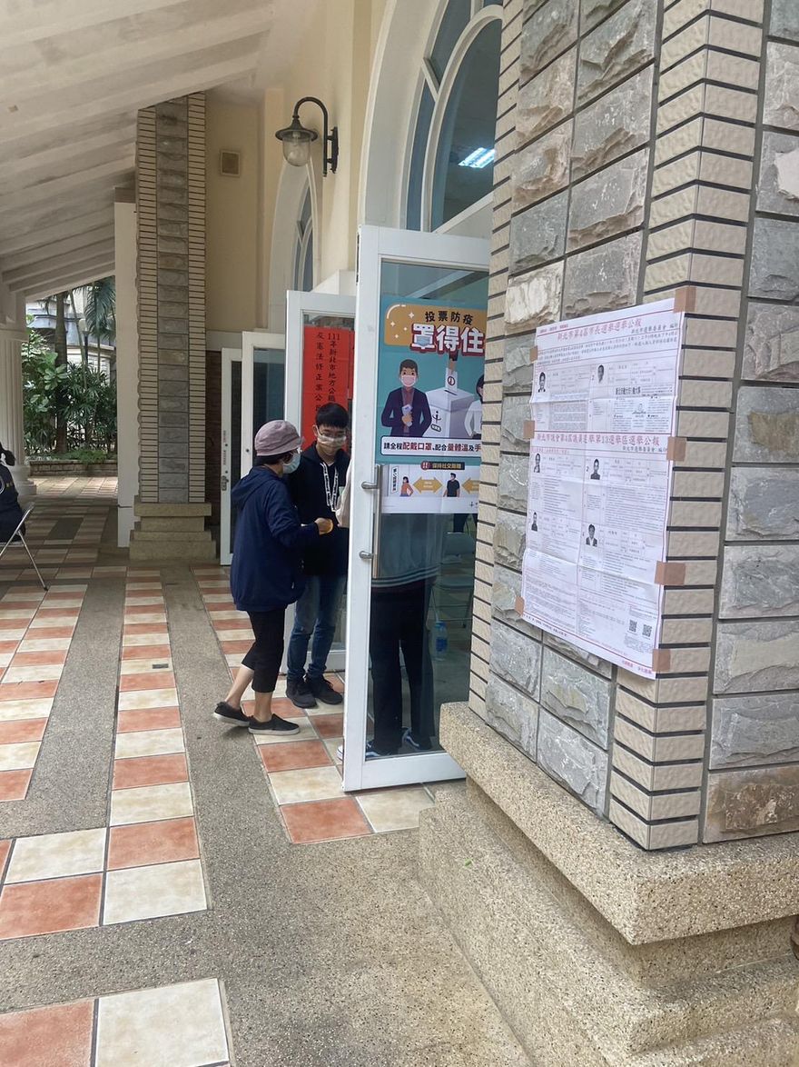 快訊/新店湯泉社區2204號投開票所　1名六旬男撕毀公投選票
