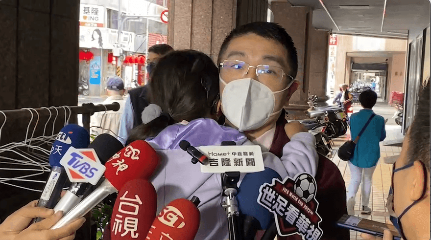 【影】「小愛爸爸」謝國樑抱愛女現身「這輩子唯一一次一起投票」