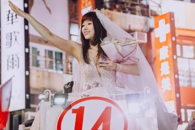 爆乳正妹穿婚紗選議員一次就上！367字透露因這件事哭了