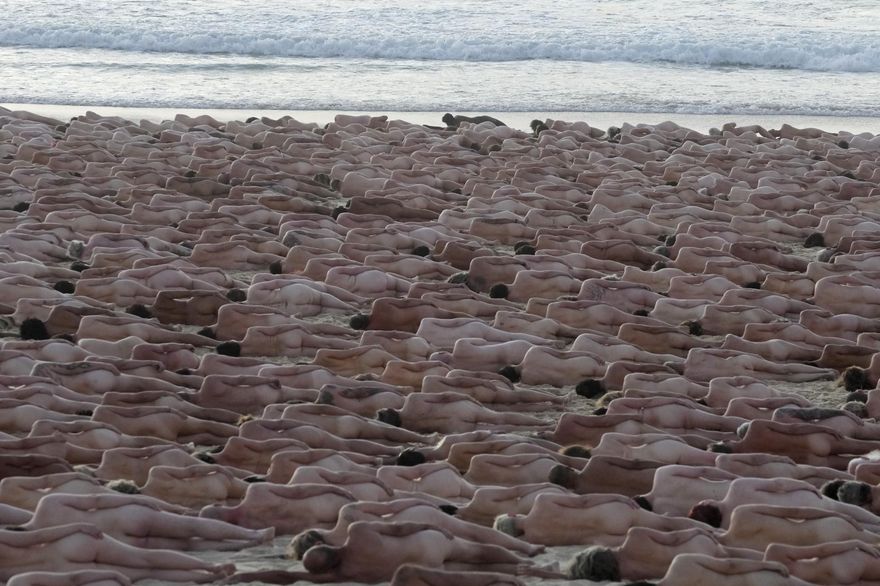 超壯觀天體海灘！2500人「脫光光躺沙灘」　只為「這目的」！