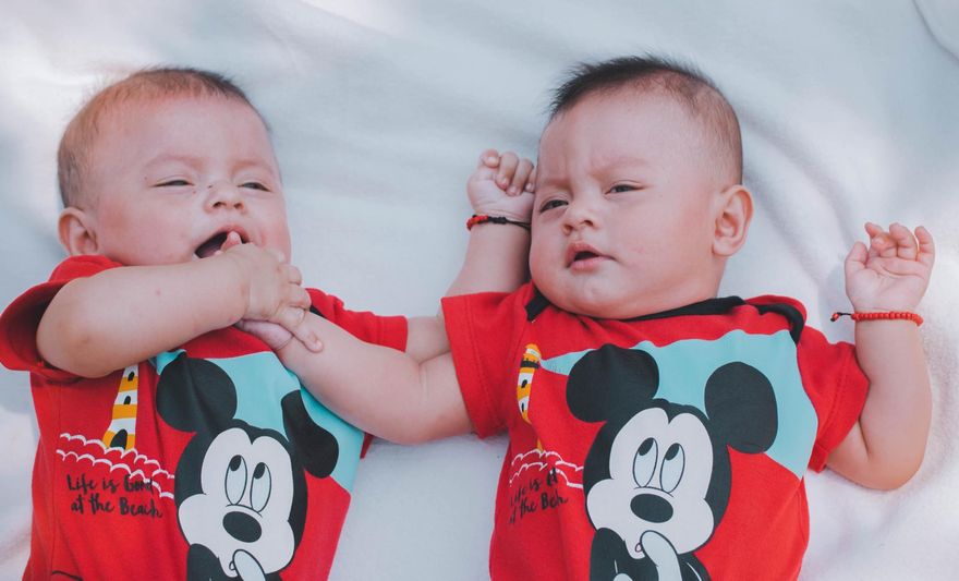 差點上當！子宮內發「假消息」雙胞胎妹救姐一命！
