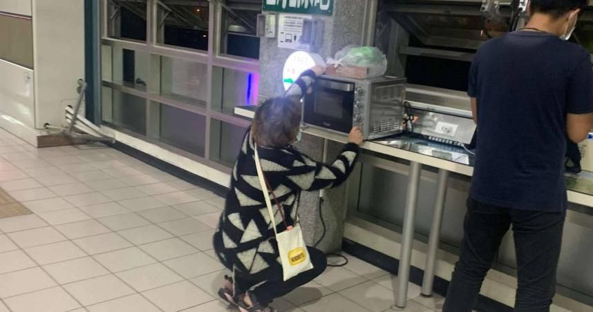 大媽偷電神操作？微波爐搬上桌「火車站爽加熱」　站方回應了