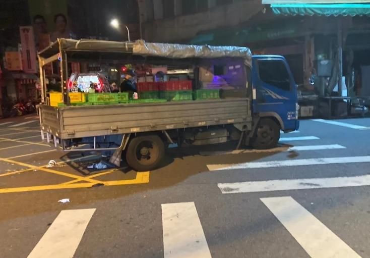 台中貨車倒車壓行人！疑死角肇事…傷者命危送醫