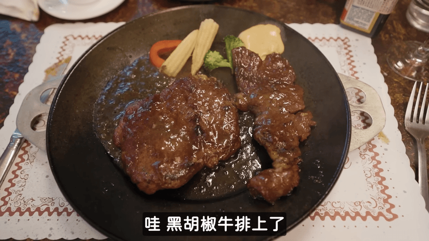 【影】 「台灣怪店」巡禮！　最古早牛排超好吃　動漫店故事有洋蔥