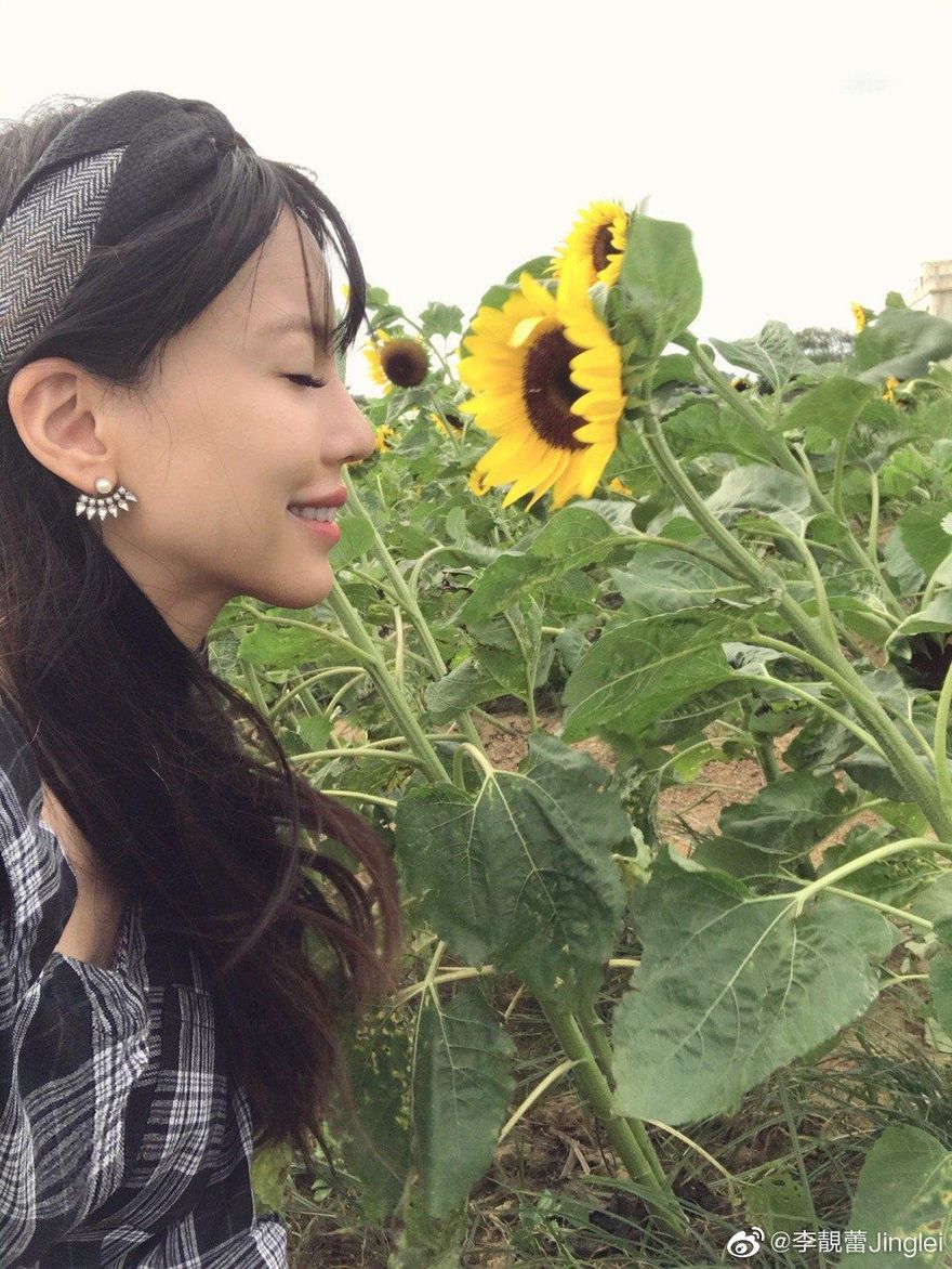 李靚蕾不甩離婚官司！揪閨蜜「慶37歲生日」貴婦趴　許瑋甯超辣深V現身