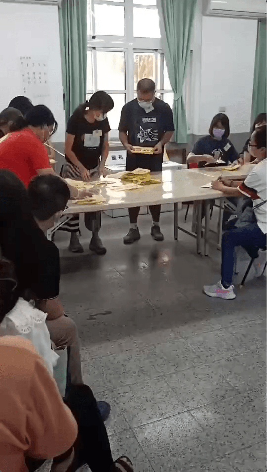 【影】離譜片！屏東開票爆爭議　快速唱票不亮票