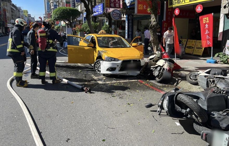 【影】小黃運將身體不適車輛暴衝　撞翻8機車冒濃煙