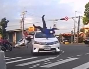【影】驚悚片曝光！小港高鳳路「嚴重車禍」　女騎士360度空中轉體再重摔