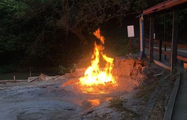 水火同源高雄版！新養女湖泥火山噴發奇景…網大讚「好帥」