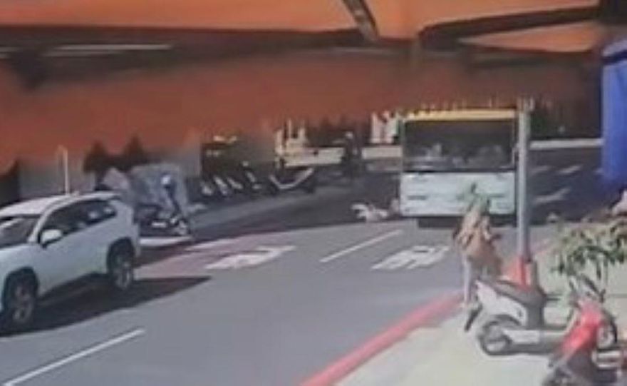 【影】超驚悚！台中公車撞人畫面曝光　她遭捲車底左腳骨折…肇責待釐清
