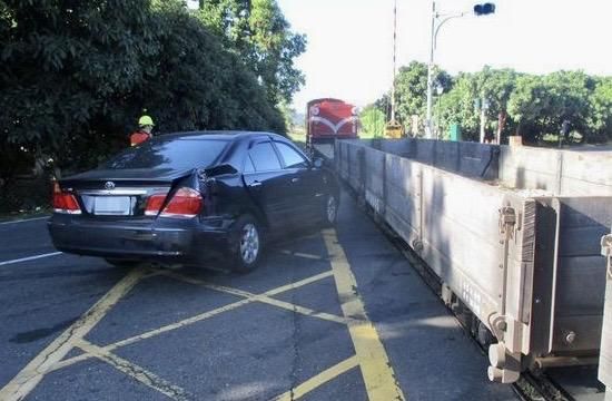 【影】撞擊瞬間！陽光刺眼轎車誤闖平交道　撞阿里山森林鐵路工程車