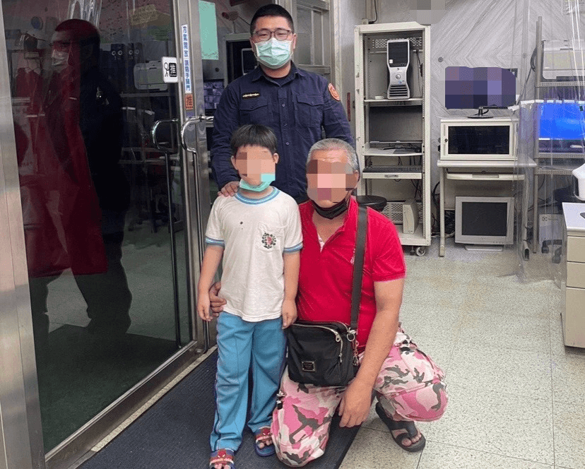 不滿父母「只帶姊姊去玩具店」　男童負氣出門結果哭哭了