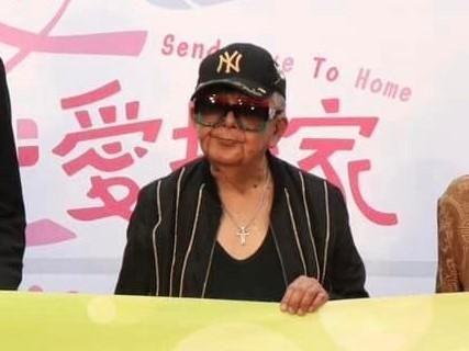 資深秀場天王「左眼皮掉下來」急手術！患帕金森氏症近況曝