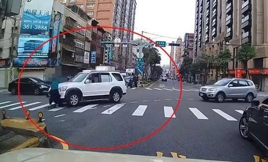 又見三寶！桃園女走斑馬線往右看慢行　休旅車還是左轉迎面撞上