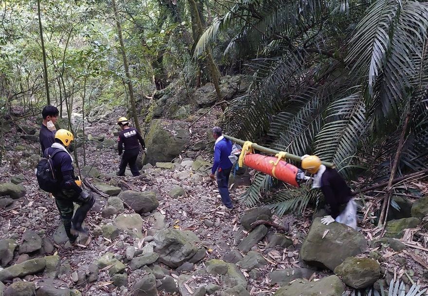 登山客驚見樹上有「黑色乾屍」　救難隊8小時扛下山送他最後一程