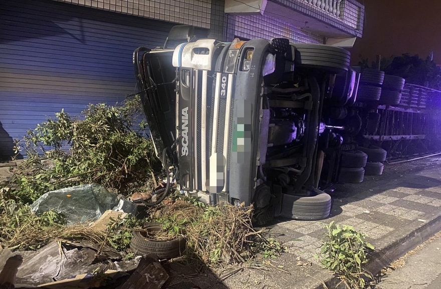 【影】高雄聯結車轉彎失控翻車　駕駛受困警消破窗救人