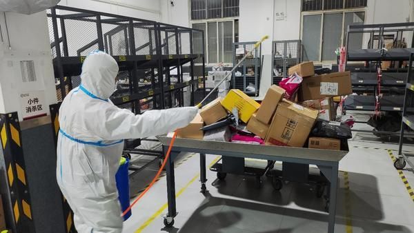 陸鄭州居民收不到網拍「買了退、退了買」　快遞員冬夜派送減短收貨時間