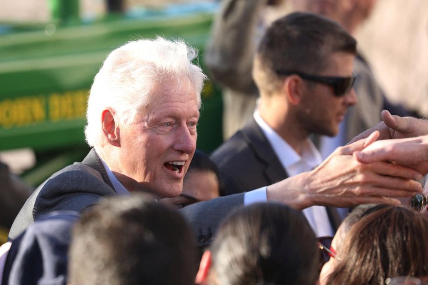 美國前總統柯林頓傳確診新冠輕症　呼籲民眾：趕快去打疫苗！