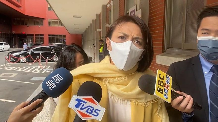 護航親弟無下限！邱議瑩「瞪大眼睛」嗆聲媒體「你好低喔」　他嚇壞：好可怕