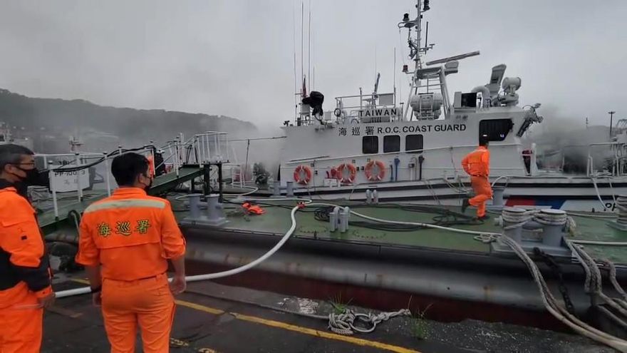 【影】海巡署艦艇停靠基隆港碼頭起火！搶救畫面曝光