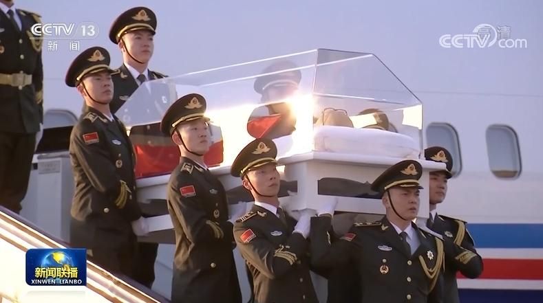 【影】快訊／江澤民移靈乘專機回北京畫面曝！透明棺木內可見招牌黑框眼鏡