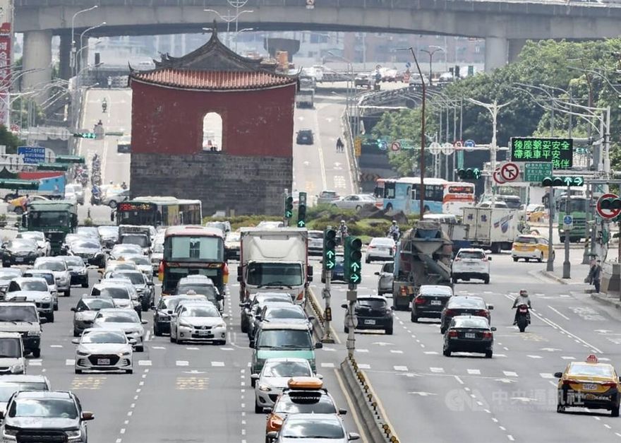 終於開放機車通行！忠孝西路「深夜11時至隔天6時」二輪可騎　這天起上路