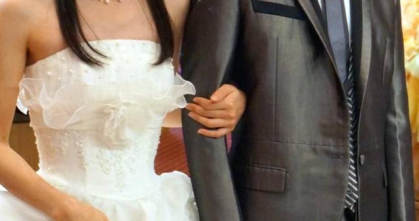 23歲新郎新婚夜忘摘隱形眼鏡慘失明！「眼球一夜間變白」 險摘除