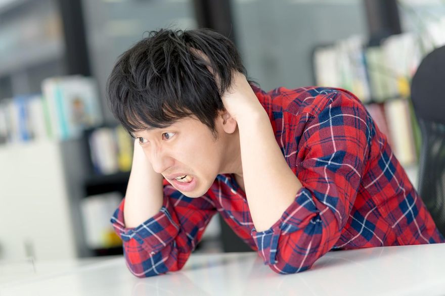看傻了！27歲待業男情勒女友寫履歷遭拒　竟回「不要見死不救」