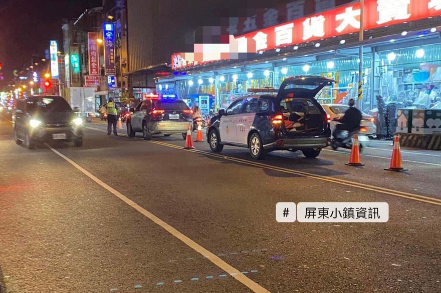 【影】出事瞬間影片曝！屏東7旬翁過馬路接連遭2車撞擊　當場身亡