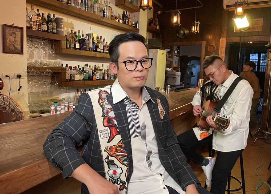 金曲歌手邱廉欽4寶爸！約會小嫩妹畫面曝光　他急澄清：有報備老婆了