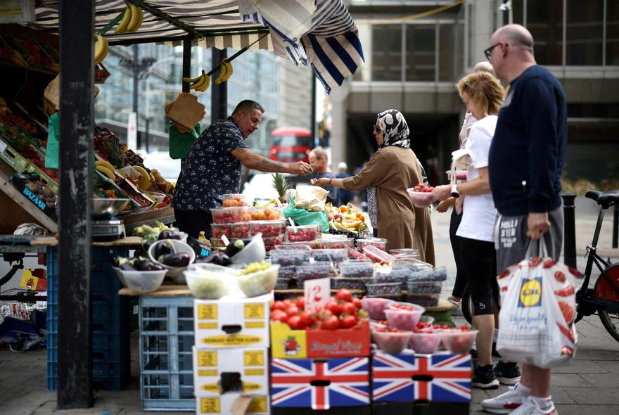英媒：通膨41年來最高！英國人哭訴「吃寵物食品」、用蠟燭加熱食物