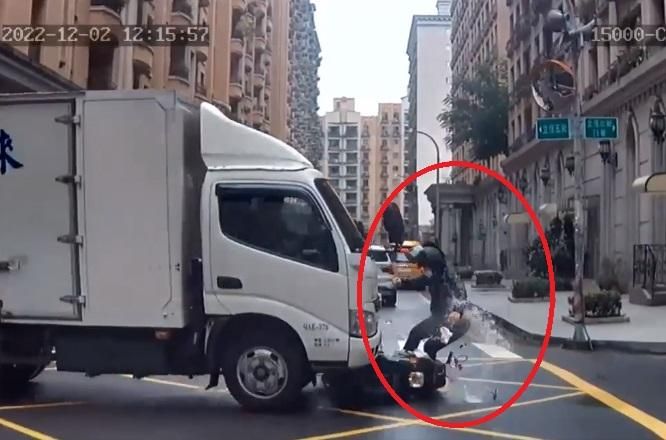 婦人騎車…貨車攔腰撞！她失去平衡「噴飛5m遠」　網曬截圖抓司機：他在滑手機