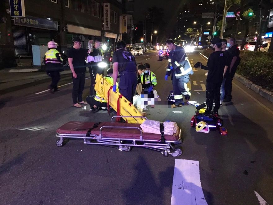 【影】連環撞！男撞死尼姑後機車「在地旋轉滑行」　高速掃倒路人再釀3傷